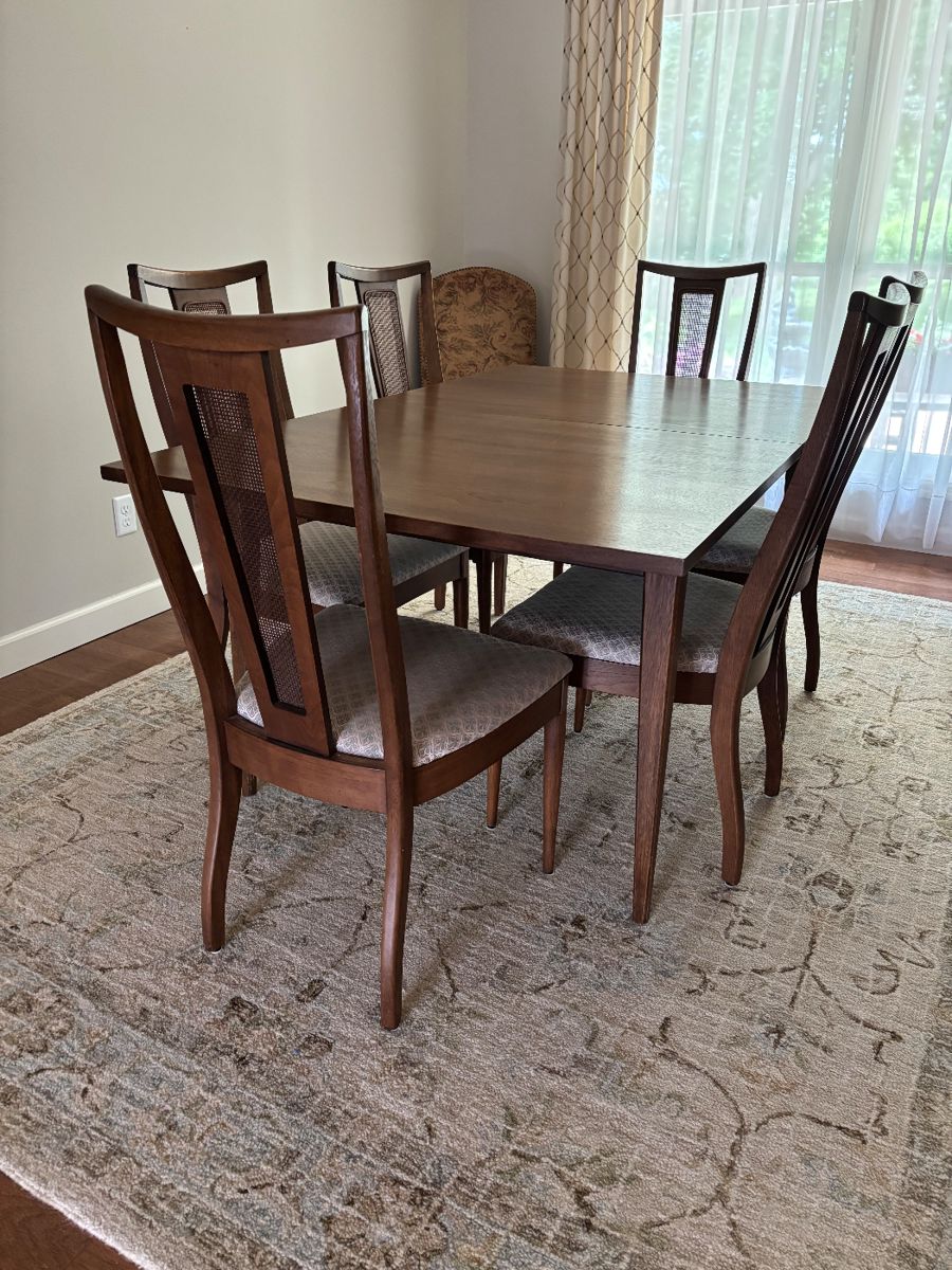 VINTAGE DINING TABLE WITH 6 CHAIRS & 2 LEAVES