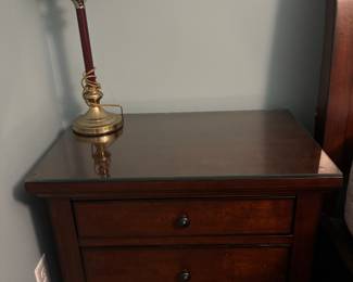 NIGHT STAND OF BEDROOM SET & LAMP