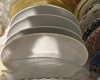 GLASS & PLAIN WHITE PLATES