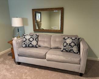 SOFA, MIRROR & LAMP W/ TABLE (PILLOWS)