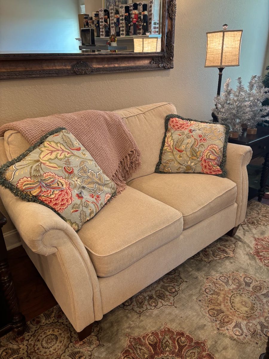 Beautiful La-Z-Boy Loveseat