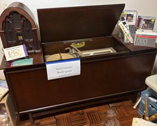 Vintage stereogram with folding side speakers, works well!