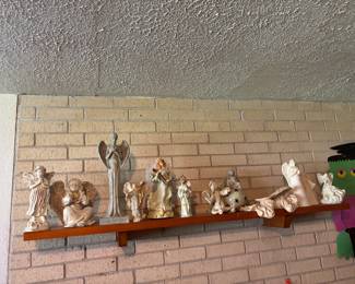 Wall shelf with angels