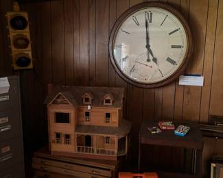 Oversized wall clock works!