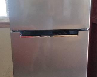 Magic Chef Refrigerator Model HMDR1000ST