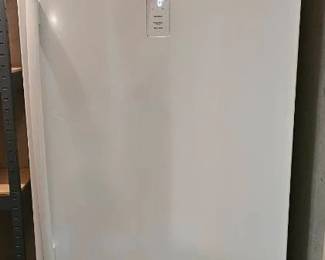 004 GE 21.3 Cubic Foot Freezer Model FUF215MREWW