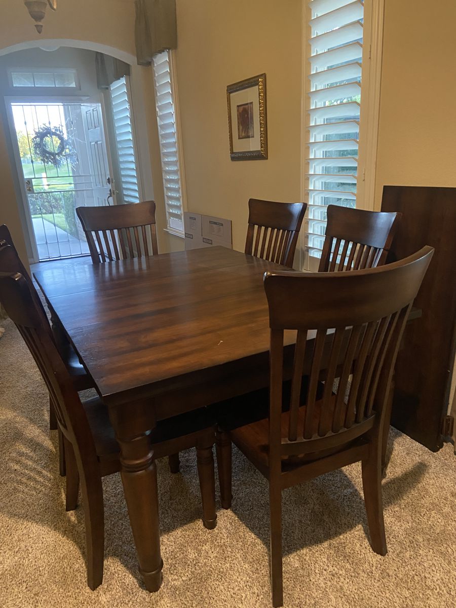Dining room table with two leaves and 6 matching chairs