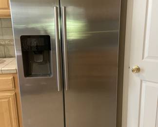 Samsung Fridge with cubed and crushed ice and water in door.