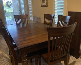 Dining room table with two leaves and 6 matching chairs