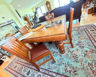 Beautiful Antique table with built in leaves & 6 chairs.