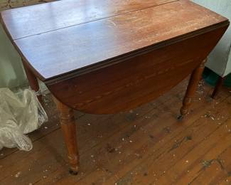 Drop leaf table.