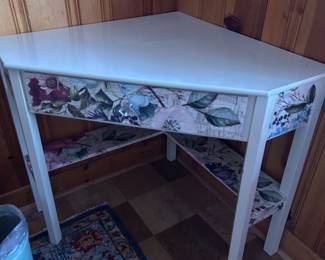 Sweet corner desk/table