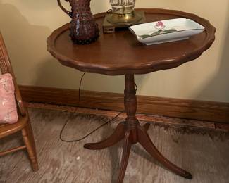 Scallop Pedestal Side Table