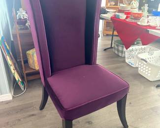 Tall-backed purple velvet chair in great condition