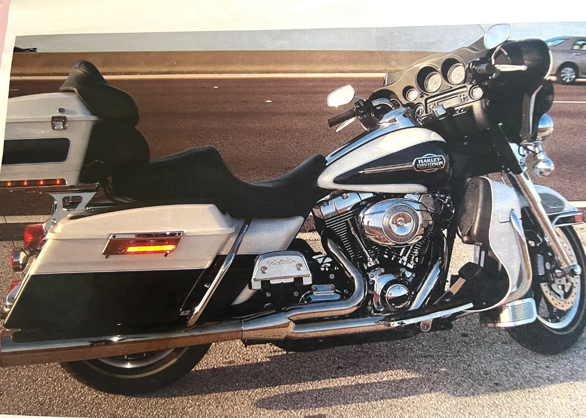 HARLEY DAVIDSON Street Glide. Needs some TLC, but has great potential.