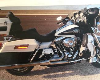 HARLEY DAVIDSON Street Glide. Needs some TLC, but has great potential.