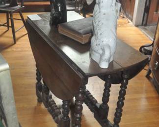 Handsome English oak gate leg table