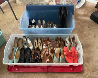 The lady shoes size 7 medium are amazing and like new