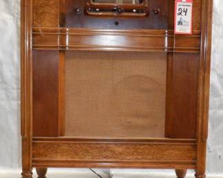VINTAGE RCA VICTOR CONSOLE RADIO WITH TUBE AMP