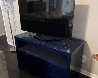 Navy console
TV (has European plug)