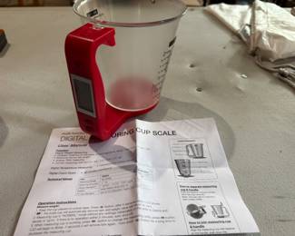 Digital measuring cup