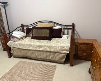 Trundle daybed