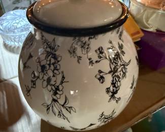 Lidded ceramic decor