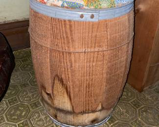 Wooden barrel with lid