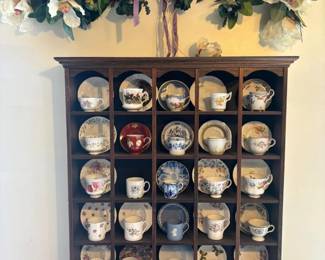 SHELF WITH TEA CUPS AND PLATES, ARTIFICIAL DECORATION