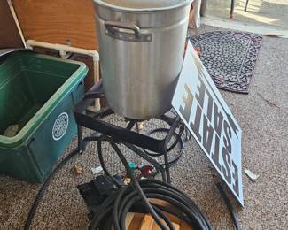 Turkey fryer with huge pot and gas line $60
