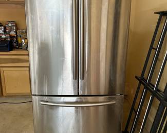 Samsung Refrigerator Model RF261BEAESR/AA