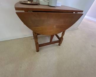 Drop leaf table