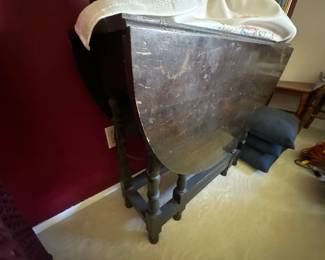 Drop leaf table