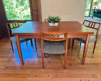 1 JLMollerMidCenturyDanishExpandingDiningTable4Chairs