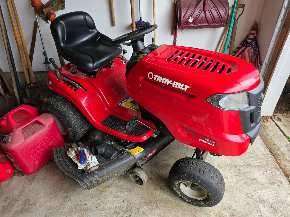 Troy-bilt riding mower. Runs great!