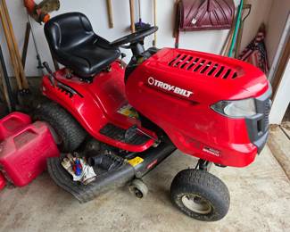 Troy-bilt riding mower. Runs great!