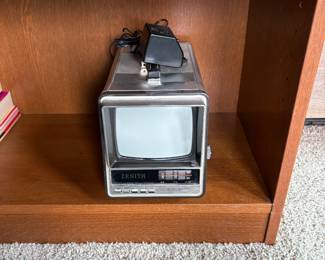 1080's Zenith BTo55S AM/FM Radio