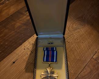 WWII Army Air Corps DistinguishedFlying Cross Medal Oak Leaf Ribbon Lapel with Case
