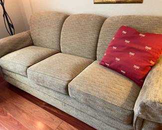 love this nice clean sofa