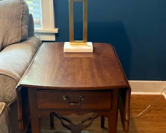 Hammary Traditional Chippendale Style Mahogany Pembroke Drop Leaf Side Table