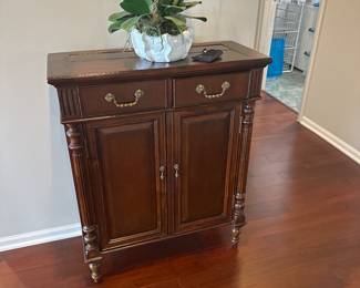 Jonathan Charles cabinet 