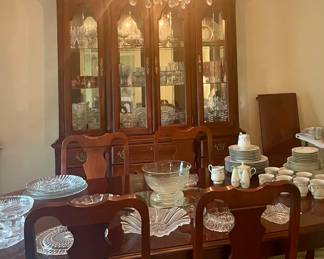 Gorgeous wood dining room table with 6 chairs and 2 leafs, matching beautiful wood lighted China cabinet