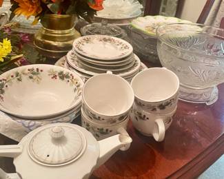 Holiday dinnerware