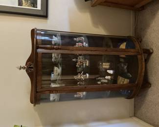 Curio cabinet$100