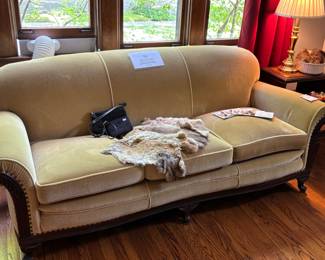 Traditional Sofa 