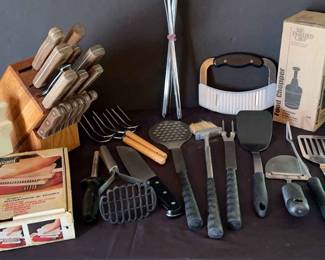 Chicago Cutlery Knife Set And Other Kitchen Goods