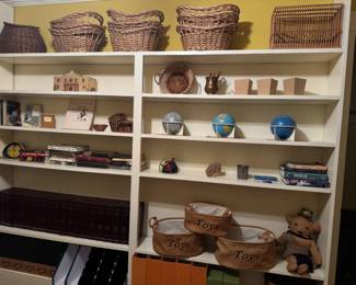 Everywhere you look, very cute collectibles...