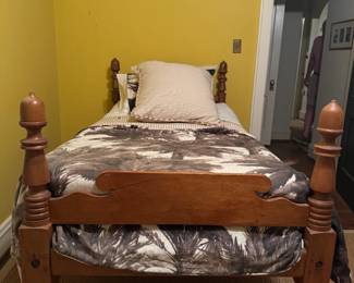 19thC acorn post bed....