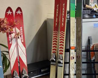 skis
