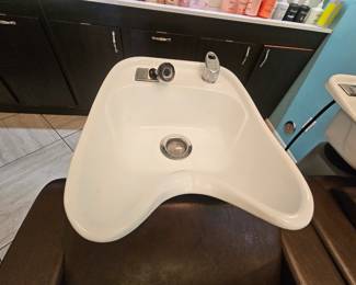 (4) Pivoting white Belvedere cast iron shampoo bowls with shampoo chairs
350.00 ( chairs with bowl ) or make offer